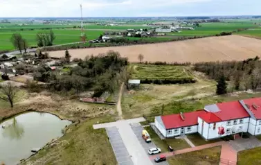 Panorama Ryczywołu, widoczny staw oraz pump track