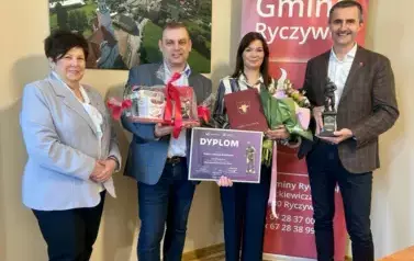 Państwo Walińscy z Ryczywołu - laureaci 24. edycji Konkursu &bdquo;Wielkopolski Rolnik Roku" 2024 razem z W&oacute;jtem Gminy Ryczyw&oacute;ł Romanem Trzęsimiechem oraz Zastępcą W&oacute;jta Bogumiłą Szychta