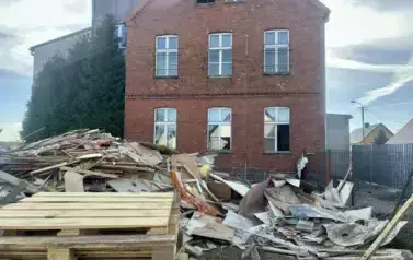 Rozbi&oacute;rka dawnej szkoły w Lipie 4