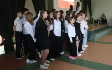 Uroczysty apel w SP im. Powstańc&oacute;w Wielkopolskich w Ryczywole z okazji Święta Chrztu Polski 1