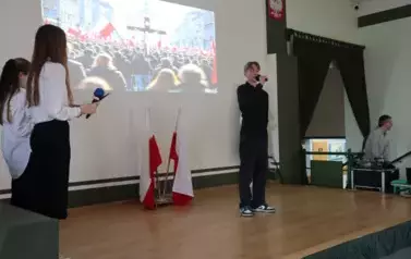 Uroczysty apel w SP im. Powstańc&oacute;w Wielkopolskich w Ryczywole z okazji Święta Chrztu Polski 2