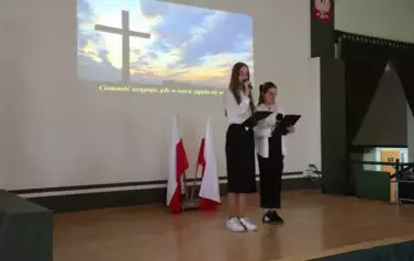 Uroczysty apel w SP im. Powstańc&oacute;w Wielkopolskich w Ryczywole z okazji Święta Chrztu Polski 3