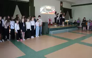 Uroczysty apel w SP im. Powstańc&oacute;w Wielkopolskich w Ryczywole z okazji Święta Chrztu Polski 4