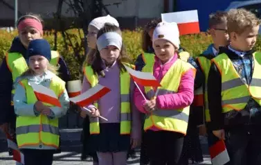 Przedszkolaki z Ryczywołu uczciły Dzień Flagi 3