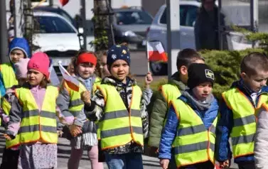 Przedszkolaki z Ryczywołu uczciły Dzień Flagi 13