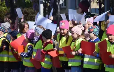 Przedszkolaki z Ryczywołu uczciły Dzień Flagi 54