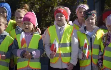 Przedszkolaki z Ryczywołu uczciły Dzień Flagi 64