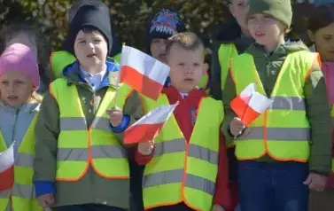 Przedszkolaki z Ryczywołu uczciły Dzień Flagi 66