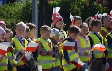 Przedszkolaki z Ryczywołu uczciły Dzień Flagi 71