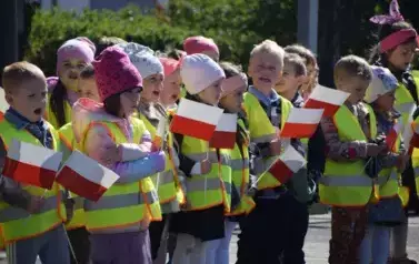 Przedszkolaki z Ryczywołu uczciły Dzień Flagi 75