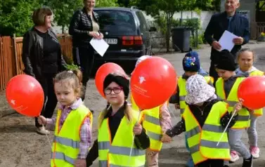 Wizyta przedszkolak&oacute;w u Pani Sołtys Alicji Wiśniewskiej- 22.05.2025 r. 1