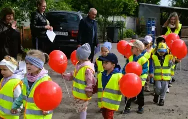 Wizyta przedszkolak&oacute;w u Pani Sołtys Alicji Wiśniewskiej- 22.05.2025 r. 2
