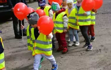 Wizyta przedszkolak&oacute;w u Pani Sołtys Alicji Wiśniewskiej- 22.05.2025 r. 3