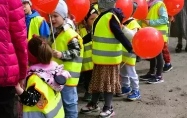 Wizyta przedszkolak&oacute;w u Pani Sołtys Alicji Wiśniewskiej- 22.05.2025 r. 4