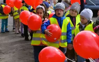 Wizyta przedszkolak&oacute;w u Pani Sołtys Alicji Wiśniewskiej- 22.05.2025 r. 5