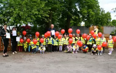 Wizyta przedszkolak&oacute;w u Pani Sołtys Alicji Wiśniewskiej- 22.05.2025 r. 6