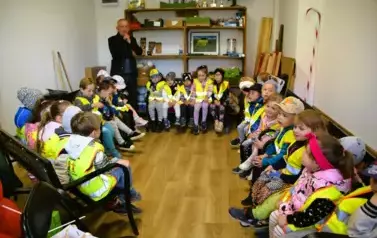 Wizyta przedszkolak&oacute;w u Pani Sołtys Alicji Wiśniewskiej- 22.05.2025 r. 7
