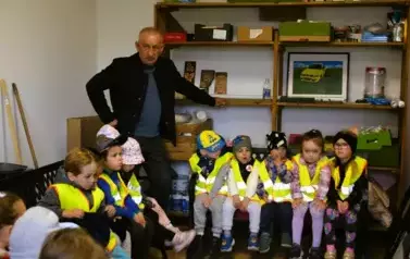 Wizyta przedszkolak&oacute;w u Pani Sołtys Alicji Wiśniewskiej- 22.05.2025 r. 9