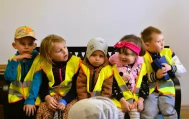 Wizyta przedszkolak&oacute;w u Pani Sołtys Alicji Wiśniewskiej- 22.05.2025 r. 12