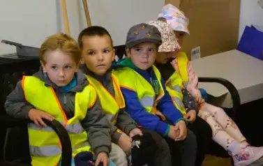 Wizyta przedszkolak&oacute;w u Pani Sołtys Alicji Wiśniewskiej- 22.05.2025 r. 15