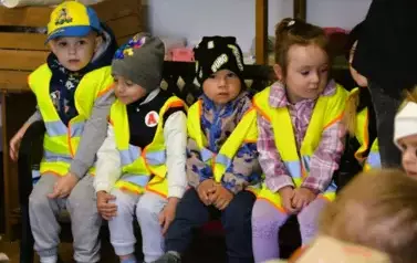 Wizyta przedszkolak&oacute;w u Pani Sołtys Alicji Wiśniewskiej- 22.05.2025 r. 17