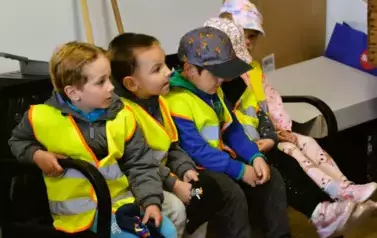 Wizyta przedszkolak&oacute;w u Pani Sołtys Alicji Wiśniewskiej- 22.05.2025 r. 18