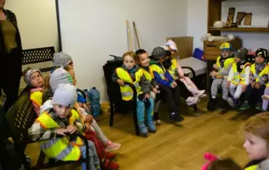 Wizyta przedszkolak&oacute;w u Pani Sołtys Alicji Wiśniewskiej- 22.05.2025 r. 19