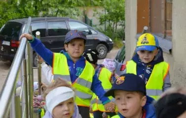Wizyta przedszkolak&oacute;w u Pani Sołtys Alicji Wiśniewskiej- 22.05.2025 r. 20