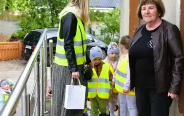 Wizyta przedszkolak&oacute;w u Pani Sołtys Alicji Wiśniewskiej- 22.05.2025 r. 21