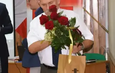 Podziękowania dla Sołtysa Zenona Stęsika za wieloletnią służbę na rzecz mieszkańc&oacute;w Ninina podczas XV Sesji Rady Gminy Ryczyw&oacute;ł, kt&oacute;ra odbyła się 28 października 2025 roku 2
