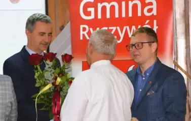 Podziękowania dla Sołtysa Zenona Stęsika za wieloletnią służbę na rzecz mieszkańc&oacute;w Ninina podczas XV Sesji Rady Gminy Ryczyw&oacute;ł, kt&oacute;ra odbyła się 28 października 2025 roku 3