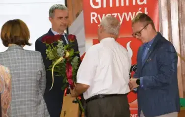 Podziękowania dla Sołtysa Zenona Stęsika za wieloletnią służbę na rzecz mieszkańc&oacute;w Ninina podczas XV Sesji Rady Gminy Ryczyw&oacute;ł, kt&oacute;ra odbyła się 28 października 2025 roku 4