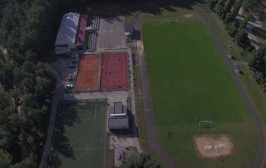 zdjęcie wykonane z lotu ptaka z widokiem na stadion oraz orlik