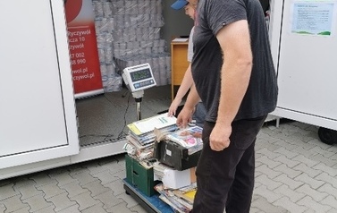 mieszkaniec Gminy Ryczyw&oacute;ł podczas ważenia makulatury