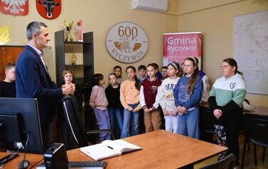 Uczniowie z wizytą w Urzędzie Gminy Ryczyw&oacute;ł- 20-21.04.2026 r. 2