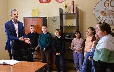 Uczniowie z wizytą w Urzędzie Gminy Ryczyw&oacute;ł- 20-21.04.2026 r. 3