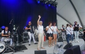 Na scenie Zesp&oacute;ł Andre i publiczność podczas konkurs&oacute;w