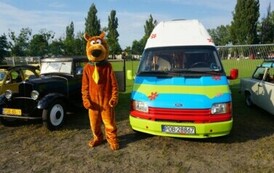 Zabytkowe auta na murawie Stadionu