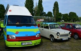 Zabytkowe auta na murawie Stadionu