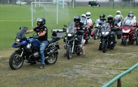 Motocykle wjeżdżające na murawę Stadionu