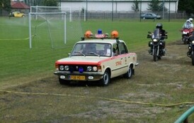 Zabytkowe auta na murawie Stadionu
