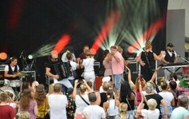 Na scenie Zesp&oacute;ł Andre i publiczność podczas konkurs&oacute;w