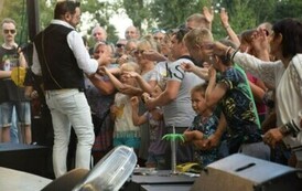 Na scenie Zesp&oacute;ł Andre i publiczność podczas konkurs&oacute;w