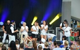 Na scenie Zesp&oacute;ł Andre i publiczność podczas konkurs&oacute;w