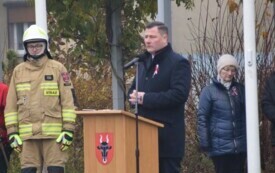 Minister Rozwoju i Technologii Krzysztof Paszyk podczas przem&oacute;wienia na Placu 1 Maja