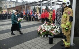 delegacja KGW Pasjonatki z Łaszczewca podczs składania kwiat&oacute;w