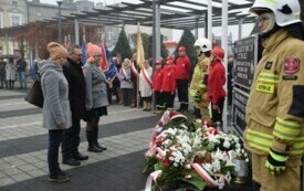 delegacja WTZ Wiardunki podczas składania kwiat&oacute;w 