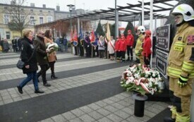 delegacja Przedsiębiorstwa Kumunalnego z Ryczywołu podczas składania kwiat&oacute;w 