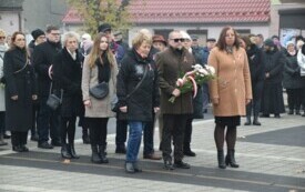 zdjęcie przedstawia delegacje Przedsiębiorstwa Kumunalnego z Ryczywołu, podczas oficjalnych obchod&oacute;w Święta Niepodległości na Placu 1 Maja 