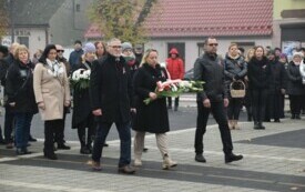 zdjęcie przedstawia delegacje Sołectwa Ludomy podczas ofijalnych obchod&oacute;w Święta Niepodległości w Ryczywole